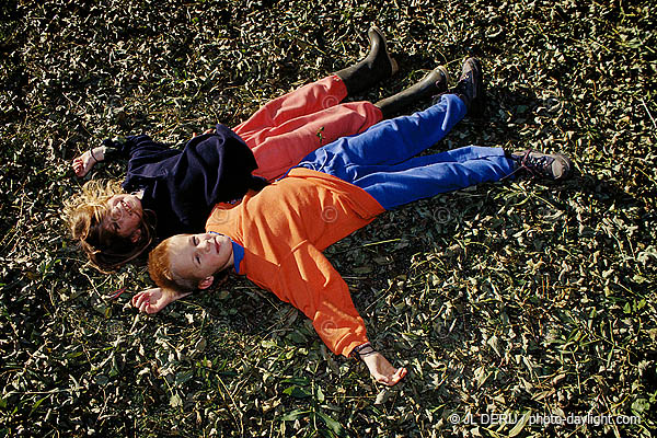 enfants dans les feuilles - children in leaves